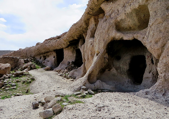 	A falu területén található barlanglakások körülbelül háromezer éve lehetnek lakottak. Nem tudni, voltak-e természetes eredetű barlangok is a sziklák között, az azonban biztos, hogy az üregek jelentős részét emberi kezek alakították ki.