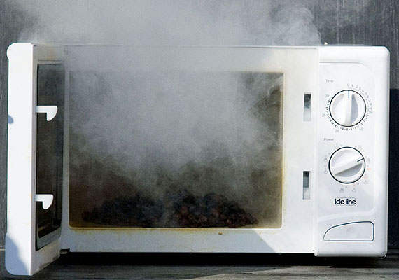 	Furcsa tény, de a mazsolát sem szabad a mikrohullámú sütőbe tenni, gyorsan elkezd ugyanis füstölni, ahogy a képen is látható.