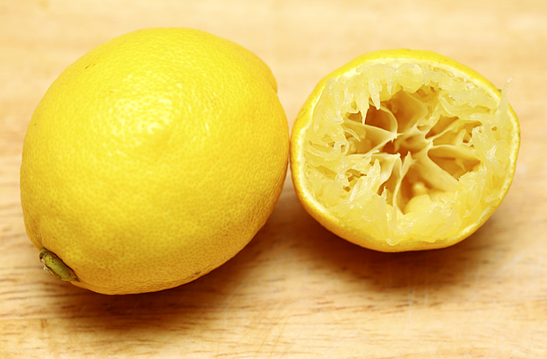 Sütő tisztítása citrommal