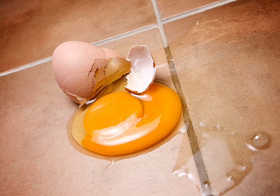 	Ha a padlóra esett a tojás, vagy bármely más felületet szennyezett be, inkább ne ecettel vagy ecetes vízzel próbáld meg feltakarítani a maradékát, hatására ugyanis a fehérje megkeményedik és odaszárad, ami miatt még nehezebb lesz eltüntetni.
