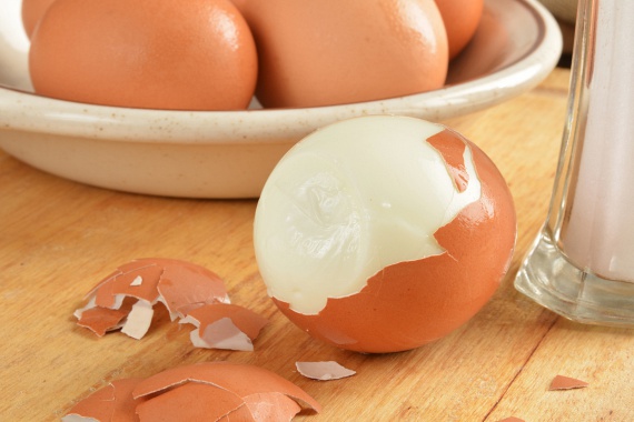	Mint ahogy a nyers tojást sem szabad fagyasztani, a főttel sem érdemes próbálkozni, kiolvasztás után ugyanis bizarr, gumiszerű állaga lesz.