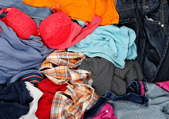 
                        	A ruhákat nemcsak színek szerint érdemes szétválogatni - színes, sötét, fehér -, de aszerint is, melyek készültek szintetikus, illetve melyek természetes anyagból, a mosás tekintetében ugyanis komoly eltérések lehetnek kezelésükben. Mindig vedd figyelembe a címkén található jeleket is, hosszútávon ugyanis ennek hiányában akkor is tönkremehet az anyag, ha látszólag a mosás után nem szembeötlő a probléma.