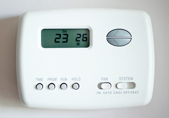 	Egy intelligens termosztát - melyen például időzíteni lehet az egyes hőmérséklet-változásokat - sokat segíthet a takarékoskodásban. Kattints ide, és tudd meg, pontosan miért!