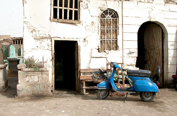 Kairó, otthonként funkcionáló régi sírbolt