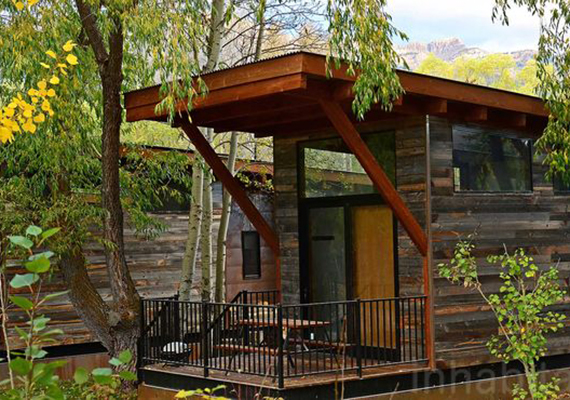 	A képen látható ház a Fireside Resort nevet kapta, és szintén kiváló példája annak, miként lehet kis alapterületen is stílusos otthont teremteni.