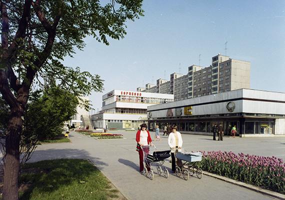 	Csemege ABC és lakótelepi életkép 1975-ből, Miskolcról. A panelházak tekintetében Közép-Európában igazi rekordernek számít Csehország, itt található például a legnagyobb panelházakból álló lakótelep, emellett az a város is - Brüx vagy Most -, ahol a lakosság a legnagyobb arányban - 80%-ban - panelházakban él.