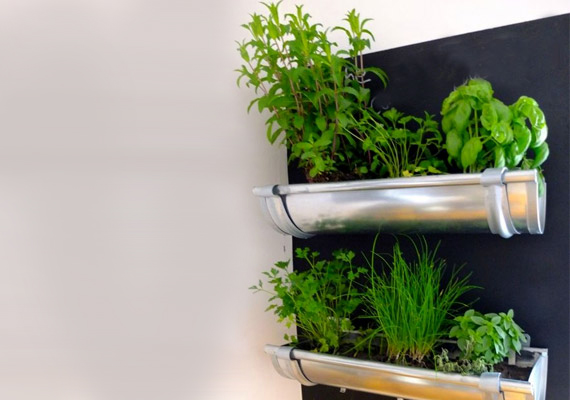 	Némi zöld növénnyel nemcsak a szobákat, a konyhát is feldobhatod. A fenti képen látható fűszernövényes fal például egészen megváltoztatja bármelyik aprócska panelkonyha hangulatát. Természetesen fontos, hogy az ablak közelében helyezd el!