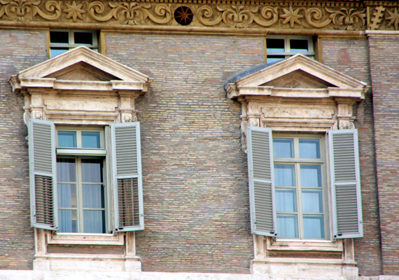 	A pápai dolgozószoba ablakai az Apostoli Palotán.
