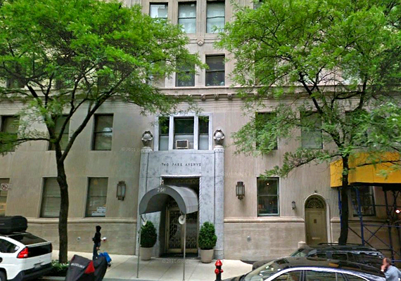	A lakások árairól úgy tartják, itt a legdrágábbak New Yorkban, 2000-ben például az az apartman, ami egykor ifjabb John D. Rockefelleré volt, körülbelül 30 millió dollár értékben cserélt gazdát.