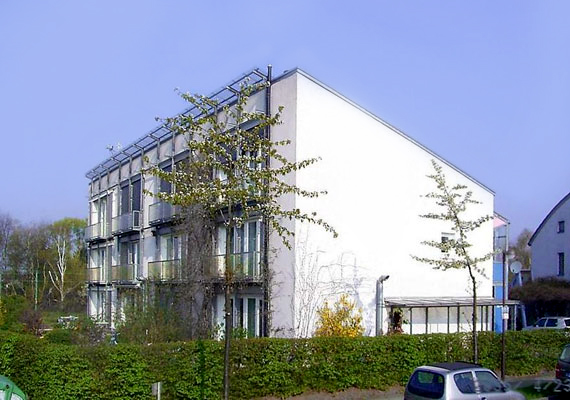 	Az első passzívház 1990-ben épült a németországi Darmstadtban. A szabvány gondozásáért és a minősítésért felelős Passivhaus-Institutot 1996-ban hozták létre ugyanott.