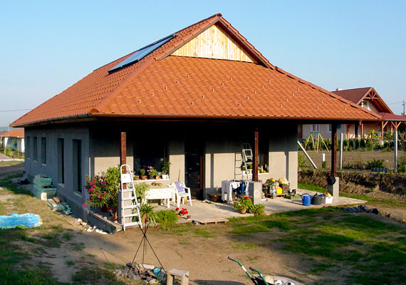 	Magyarországon 2009 februárjában adták át az első olyan épületet a Pest megyei Szadán, mely rendelkezik hivatalos tanúsítvánnyal. Tervezője Szekér László építész.