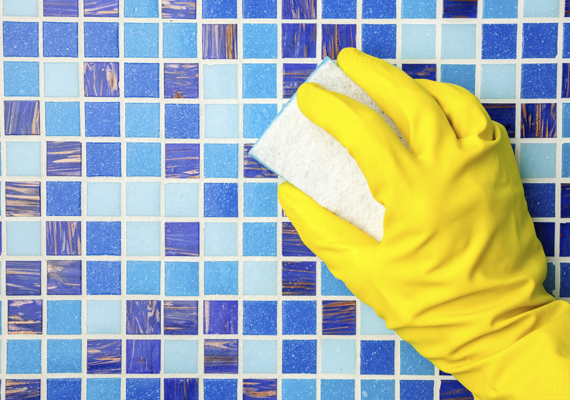 	A fürdőszoba nedves közegének köszönhetően rendszeres tisztítás hiányában a csempék, illetve a fugák is könnyen megpenészedhetnek. Ilyenkor is segíthet azonban az ecet, kattints ide, és kiderül, hogyan használd!