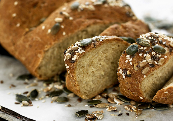 	A kenyér sokáig puha marad, ha kendőbe tekered, a vágott részét pedig alufóliával burkolod be.