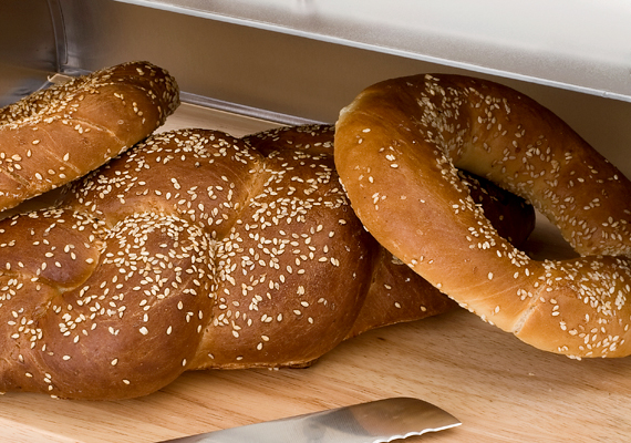 
                        	Ha a kenyértartót ecetes vízzel mosod át, a kenyér nem penészedik meg olyan gyorsan.