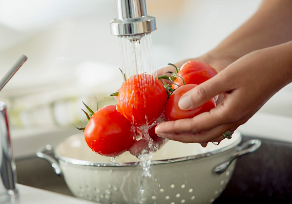 	Fontos, hogy a zöldségeket és gyümölcsöket csak közvetlenül felhasználás előtt mosd meg, ellenkező esetben hamar megromlanak.