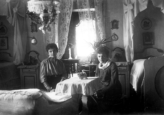 
                        	A hölgyek 1913-ban készült portréján fekhelyeik is látszanak.