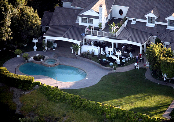 	Jennifer Lopez ebben a medencével egybekötött házban éli mindennapjait Beverly Hillsen.