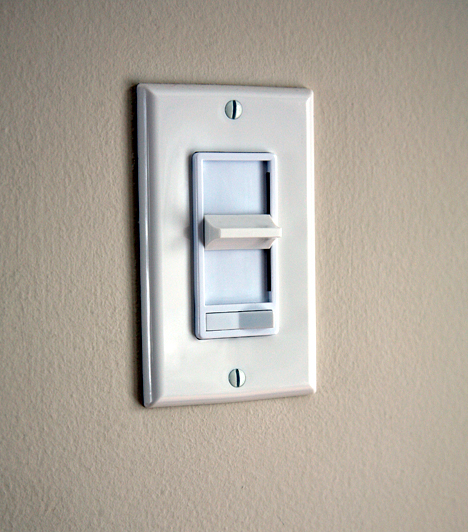  	Fényerő-szabályozó  	A fényerő-szabályozó, vagyis a dimmer segít abban, hogy szabályozd az izzók teljesítményfelvételét, ezáltal pedig spórolj egy kicsit a villanyszámlán.  	Kapcsolódó cikk: 	3 dolog, amivel csökkentheted a villanyszámlát »