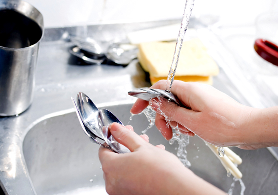 	Emellett is tartsd be azonban az alapvető víztakarékossági szabályokat, ne folyasd feleslegesen a csapot - például fogmosás közben -, és a mosogatást se folyóvízzel végezd.
