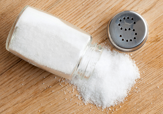 	Szintén remek súrolószernek számít az ecet és a só keveréke.
