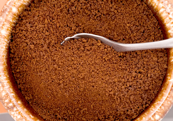 	A sütő falain lerakódott zsírt úgy is eltávolíthatod, hogy kávézaccal szórod be, és hagyod, hogy az magába szívja előbbit. Végül töröld át a sütő falait.