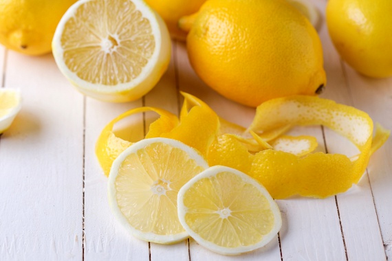 	A citrusok is képesek lehetnek elfedni a kellemetlen szagokat, amellett azonban, hogy citrushéjakat dobsz a szemetesbe, egy keveset levükből kifacsarva is nagyon gyors hatást érhetsz el.