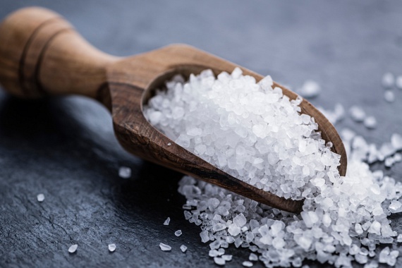 	A só szintén remek szagsemlegesítő, aminek hatását fokozhatod azzal is, ha előbbi módszerrel ötvözöd: tegyél a szemetesbe egy kanálnyi sót, majd csepegtess rá pár csepp illóolajat.