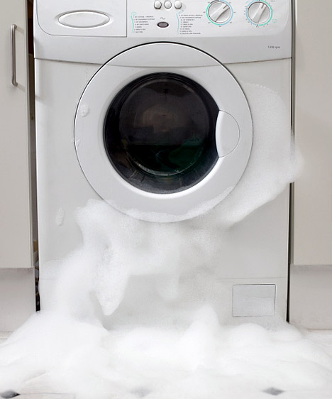  	Kattogó, szivárgó mosógép  	A mosógépek meghibásodásának leggyakoribb oka a szennyeződés, vagy az, hogy valamilyen apró tárgy, például egy gomb vagy egy pénzérme megakad a gép szűrőjében. Mielőtt szerelőt hívsz, érdemes ellenőrizni néhány dolgot, mert könnyen lehet, hogy te magad is orvosolhatod a hibát.  	Kapcsolódó cikk: 	Így javítsd meg a kattogó, szörtyögő, szivárgó mosógépet »