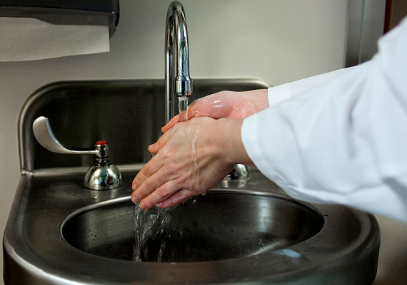 	Ha szappan helyett szódabikarbónával dörzsölöd be a kezed, eltávolíthatod róla a hagyma- vagy épp halszagot.