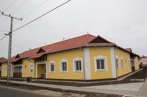 	Martonosi György, a település független polgármestere az MTI-nek elmondta, két évvel ezelőtt döntött bérlakások építéséről a képviselőtestület a helyi lakásigények miatt.