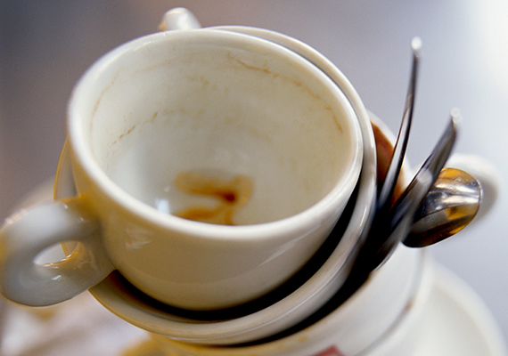 	A szódabikarbóna képes eltüntetni a makacs, kávé, illetve tea okozta elszíneződéseket is a csészékből, bögrékből. Egy liter meleg vízhez adj negyed csésze szódabikarbónát, majd ezzel a folyadékkal sikáld át a csészéket - de akár be is áztathatod egy éjszakára.