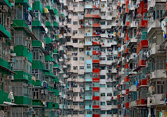 	Kínában is komoly problémát jelent a lakhatás, az idősek, a munkanélküliek és a szegényebb családok számos negyedben élnek olyan lakásokban, melyek alig nagyobbak egy mellékhelyiségnél.