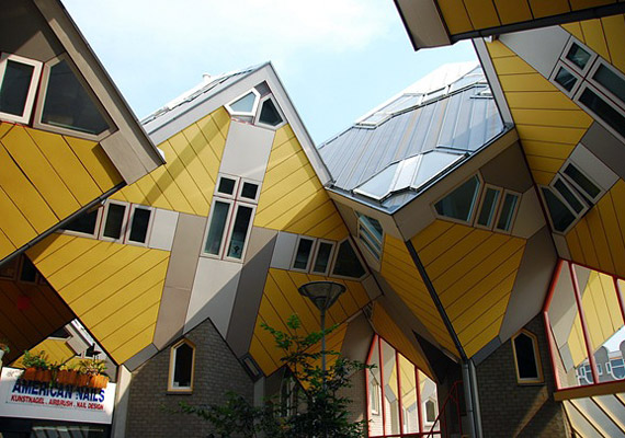	A modern építészetet sokan bírálják a szögletes formák miatt, a rotterdami kockaházakat azonban senki nem nevezheti unalmasnak.