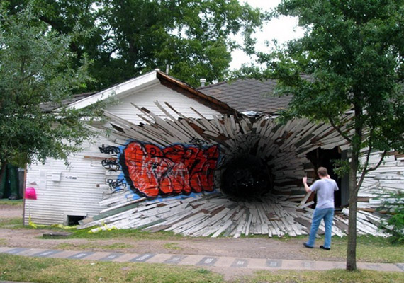	Az egyesült államokbeli Texasban található ház úgy néz ki, mintha éppen egy fekete lyuk készülne magába szívni.