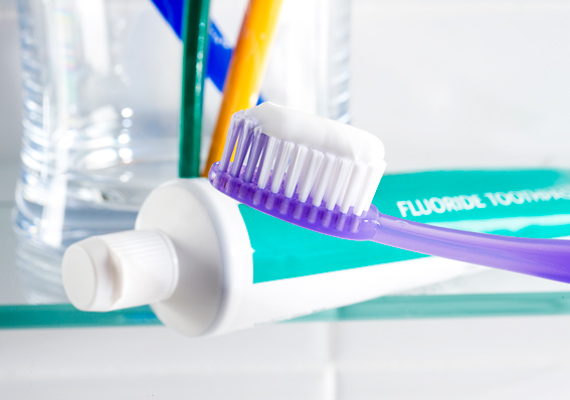 
                        	A fűfoltok ellen a fehér fogkrém is hatásos lehet, kenj borsónyi mennyiséget a foltra, hagyd rajta 15-20 percig, majd mosd ki a ruhát.