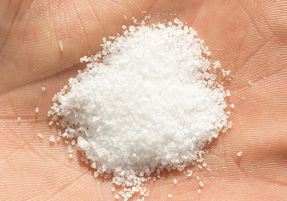 
                        	A só, valamint a szalmiákszesz hasonló alkalmazása - vagyis, hogy kenhetővé kevered a kettőt - a penészfoltokkal számol le.