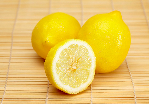 	Önts egy kevés citromlevet egy szivacsra, majd ezzel töröld át a csaptelepeket: a felülettel kíméletes, azonban a vízkővel nem.