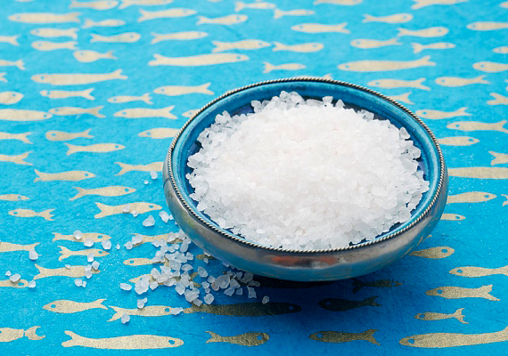 	A só is hatékony vízkő ellen: készíts belőle kevés ecet hozzáadásával pépet, majd kend fel a sárgás-vízköves szennyeződésekkel borított felületre. Fél óra után öblítsd le.
