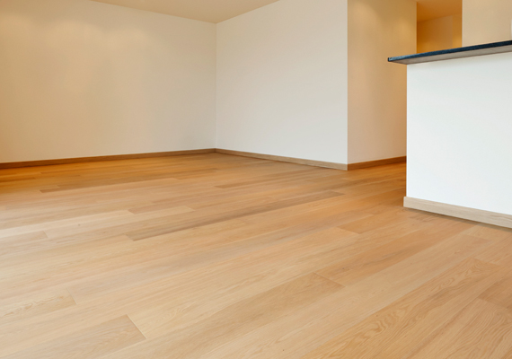 	Ha ugyanaz a padlóburkolat az egész lakásban, az látványosan megnöveli a teret.