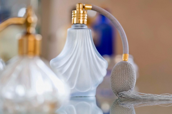	A parfümök szinte az első fújástól kezdve folyamatosan veszítenek minőségükből, a pára és a hő azonban ezt lényegesen felgyorsíthatja, így ezeket is érdemesebb inkább száraz, hűvösebb vagy szobahőmérsékletű helyen tárolni.