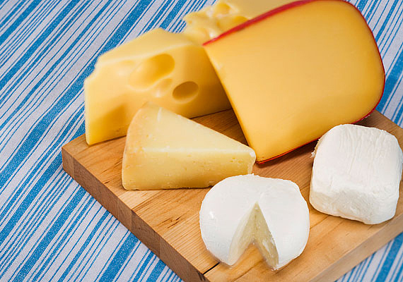 	Sajtot se tegyél a fagyasztóba - a puhább típusok esetében ez víztartalmuk miatt lehet problémás, a keményebb sajtok pedig kiolvasztás után úgymond lisztessé válhatnak, szétporladhatnak, széteshetnek.