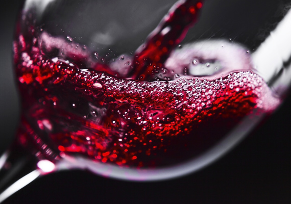 
                        	A vörösbor aromája és ízvilága szobahőmérsékleten adja ki magát igazán - kár lenne hűtőben tárolni, mert így elveszti zamatát. A fehérbor ellenben bátran hűthető, ennek nem lesz baja a hidegtől.