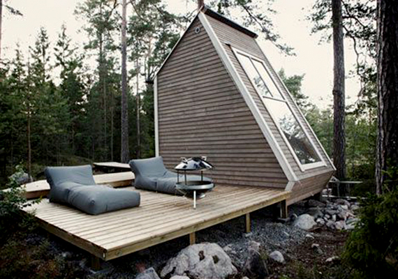 	A képen látható ház Robin Falck nevéhez köthető, és egy tó mellett található Finnországban.