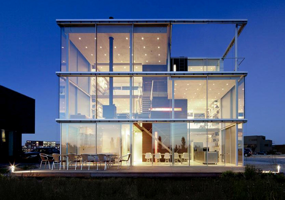 	A Hans van Heeswijk által tervezett üvegfalú ház.