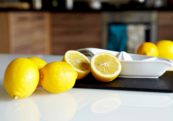 	A vízbe tett citromkarika vagy néhány csepp citromlé is segít elérni a hatást.