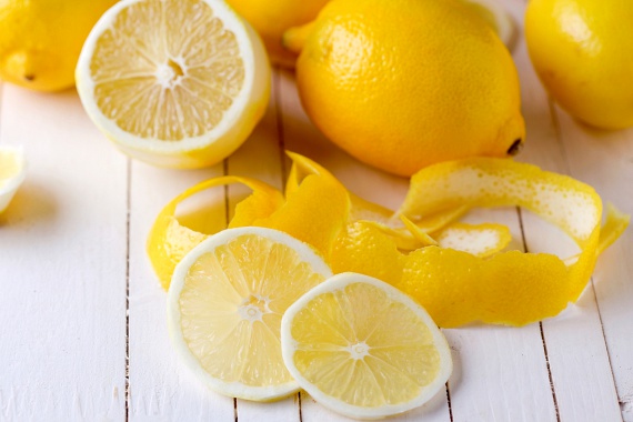 	A citrom is igen hatékony tisztító-, illetve fertőtlenítőszer, ráadásul az illata is igen kellemes. A citromlevet is használhatod WC-tisztításra az ecethez hasonló módon, ugyanakkor egy félbevágott citrommal is átdörzsölheted a felületet. Mindkét esetben kövesd a korábban leírt lépéseket, hagyd hatni a szert, dörzsöld át a felületet, majd öblítsd le.