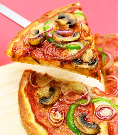  	Pizza  	Valószínűleg nincs olyan ember a világon, aki ne szeretné a pizzát. Az olasz tésztakülönlegesség ugyan nem fukarkodik a kalóriákkal, de az egyik leggyorsabban és legkönnyebben elkészíthető étel, aminek a titka elsősorban a jó tésztában rejlik.  	Kapcsolódó cikk: 	A vékony olasz pizzatészta receptje » 	Csodás négysajtos pizza tésztarecepttel » 	Ropogós tésztájú pizza verde »