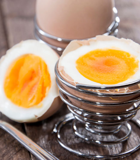  	Lágy vagy kemény tojás  	A ráérős villásreggelik első számú sztárja egyértelműen a tökéletes állagúra főzött lágy tojás, kanalazható sárgájával és néhol még lágy, de egyébként inkább kemény fehérjével. Hogy ezt az állapotot elérd, maximum 3 perces fürdőt adj a kiszemelt darabnak, ha pedig inkább a keményre főtt változatot szereted, akkor 7-8 perces kímélő fürdőt szoktak javasolni.
