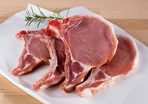 	A hús kiválasztása	Az első és legfontosabb lépés a tökéletes rántott húshoz vezető úton a megfelelő hús kiválasztása, az eredeti borjúból készül ugyan, de idehaza a karaj és a csirkemell a legnépszerűbb alapanyag. Ha teheted, megbízható és jó hentesnél vásárolj, és hagyd meg másoknak a hipermarketek polcain fóliázott dobozban leledző darabokat.