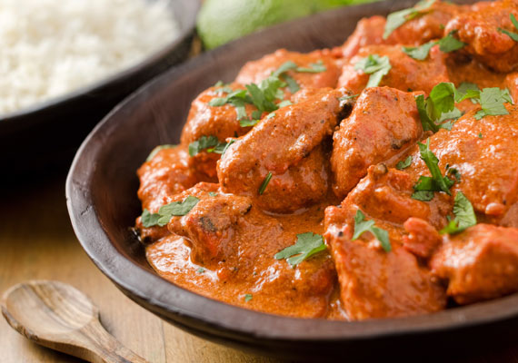 
                        	Currys csirke
                        	Az indiai ízvilág idehaza is egyre népszerűbb, a nagyobb városokban már mindenhol találhatsz kisebb-nagyobb indiai éttermeket, és a komolyabb élelmiszerboltokban sem néznek már rád értetlenül, ha épp kurkumát, római köményt vagy más keleti fűszert keresel. Ha szereted a gazdag ízvilágú, kicsit pikáns fogásokat, akkor az indiai konyhát neked találták ki. Szaladj le a közeli közértbe, vedd meg az alapanyagokat, és varázsolj egy kis keleti hangulatot a konyhádba!